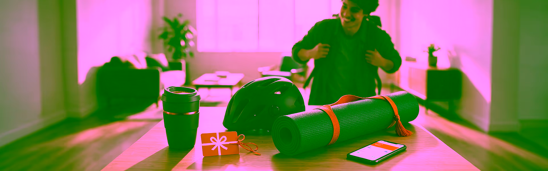 Gutscheinkarte, Fahrradhelm, Yogamatte, Kaffeebecher und Smartphone mit Ticket-App auf einem Bürotisch als Symbol für steuerfreie Gehaltsextras