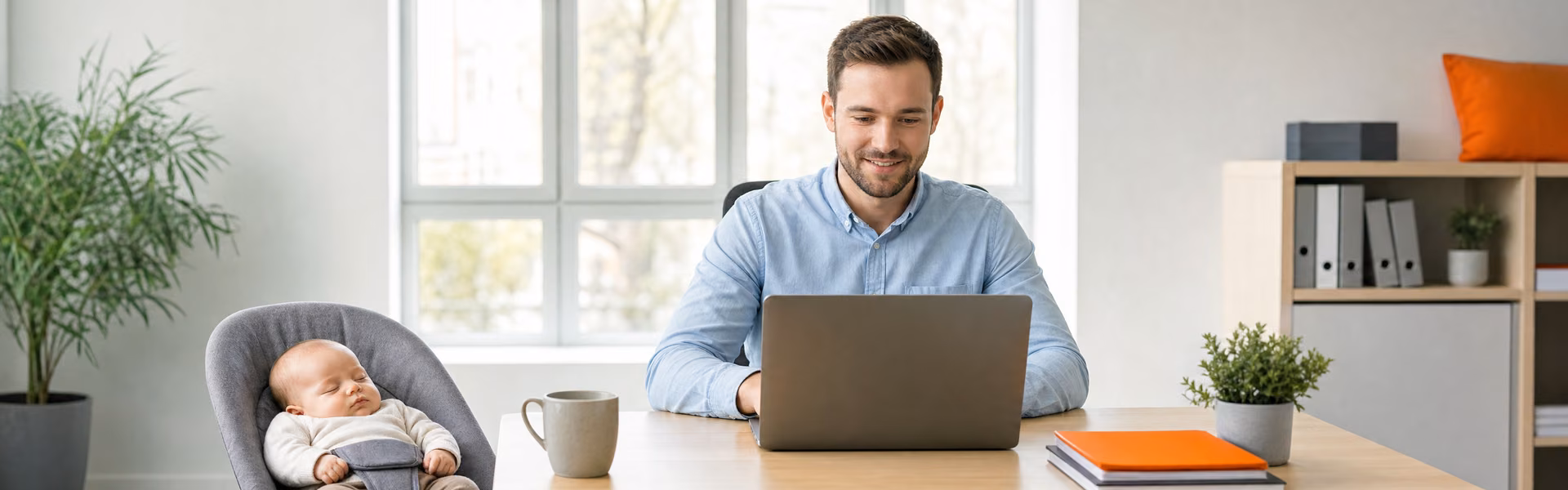 Vater arbeitet im Büro am Laptop, neben ihm schläft sein Baby in einer Babywippe – Minijob während der Elternzeit