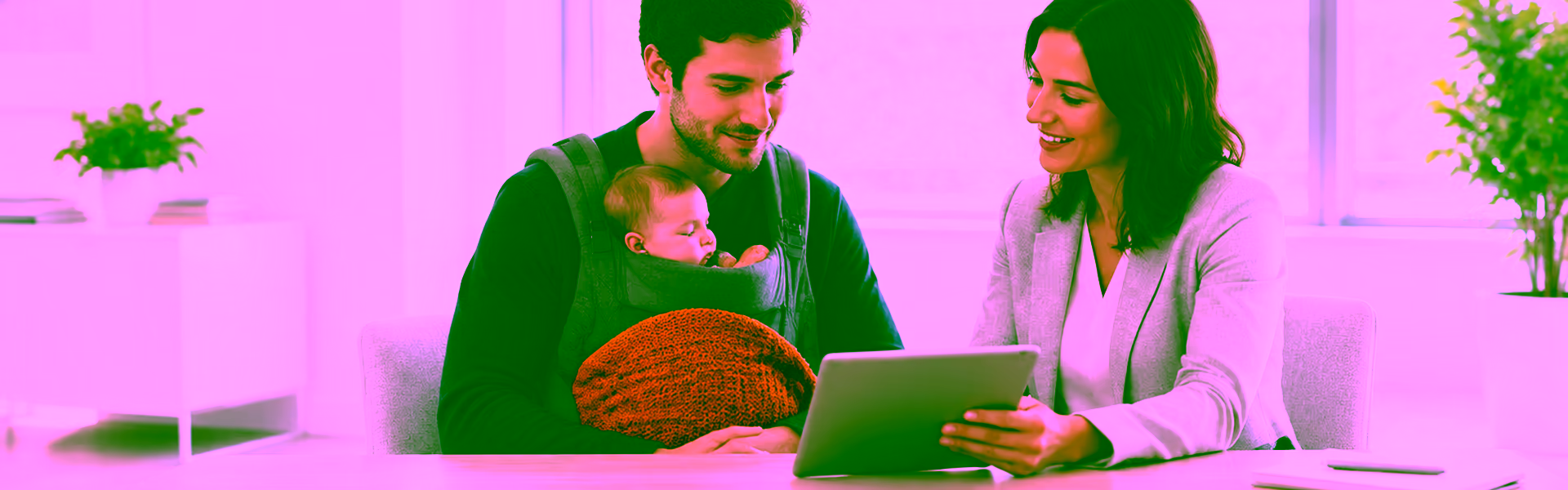 Vater mit Baby auf dem Arm bespricht im hellen Büro mit einer Personalsachbearbeiterin seine Elternzeit