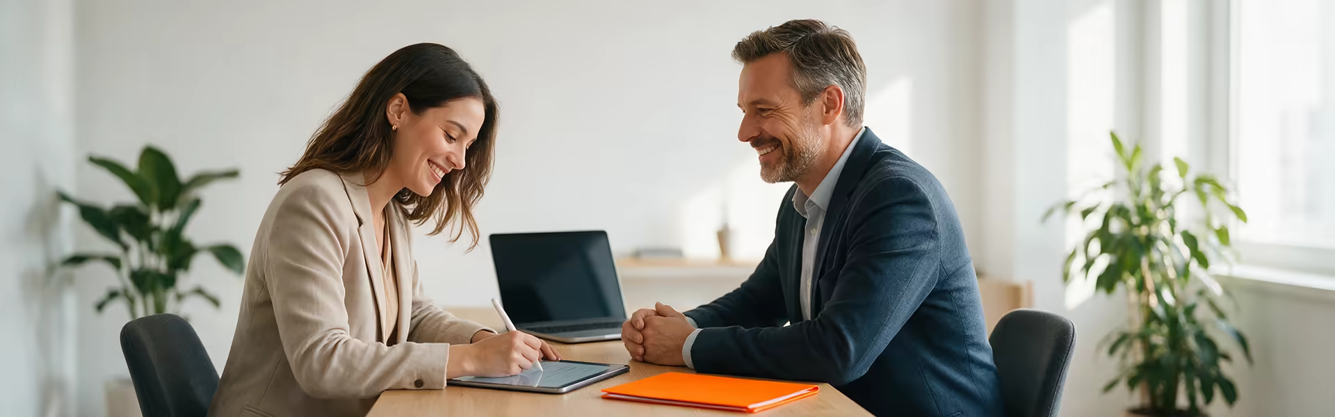 Neue Mitarbeiterin unterschreibt ihren Arbeitsvertrag digital auf einem Tablet im Büro