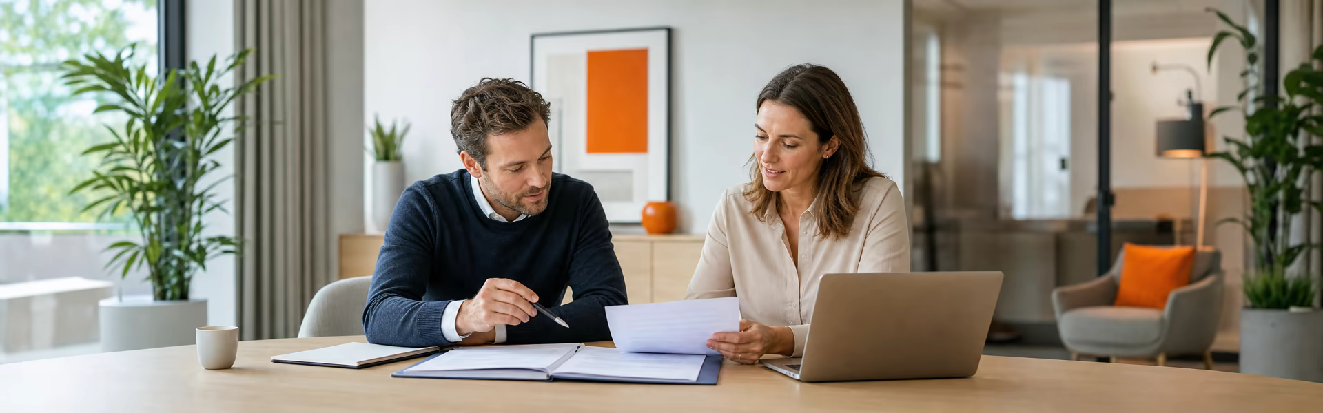 Auftragnehmer und Personalverantwortliche besprechen die Organisation eines Projekts.